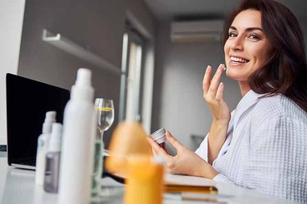 10 Langkah Mudah Menjaga Kesehatan Kulit di Lingkungan Kerja 10 Langkah Mudah Menjaga Kesehatan Kulit di Lingkungan Kerja