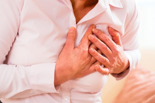 10 Cara Mengenali Perbedaan Nyeri Dada Jantung dan Otot