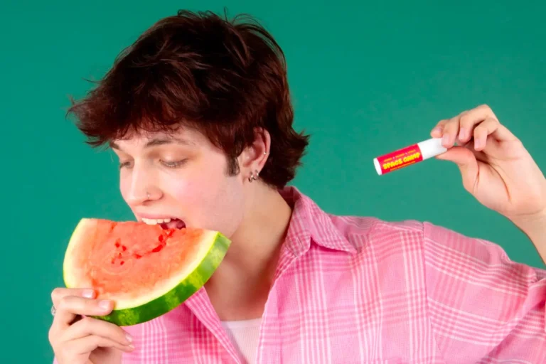 10 Rekomendasi Buah yang Baik untuk Kesehatan Bibir