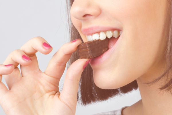 7 Tips Menjaga Gigi Sehat Meski Sering Makan Manis