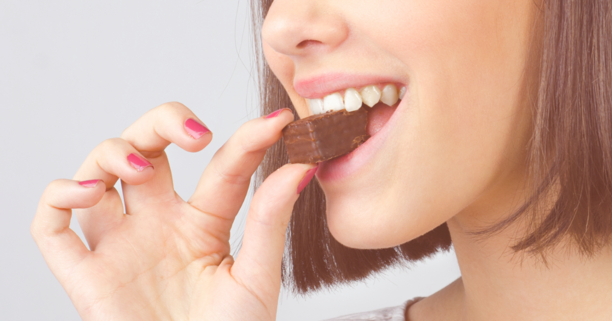 7 Tips Menjaga Gigi Sehat Meski Sering Makan Manis