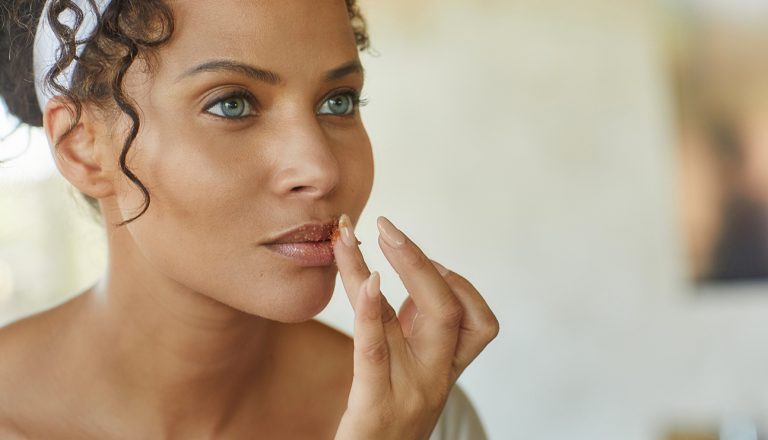 5 Tips Memastikan Kesehatan Bibir Tetap Terjaga Saat Traveling